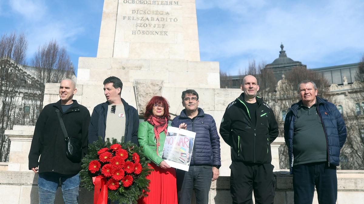 Minek a napja? Heten voltak a szovjet emlékmű megkoszorúzásán Budapesten