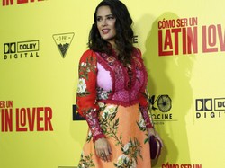 TA sukienka skutecznie zniekształciła piękny biust Salmy Hayek. FOTO