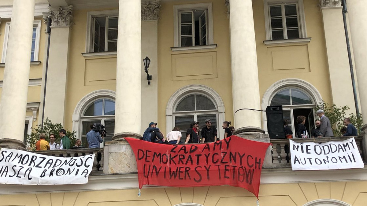 Od rana kilkudziesięciu studentów Uniwersytetu Warszawskiego prowadzi strajk okupacyjny na terenie uczelni. Młodzi ludzie protestują przeciwko tzw. ustawie 2.0, nad którą obraduje Sejm.