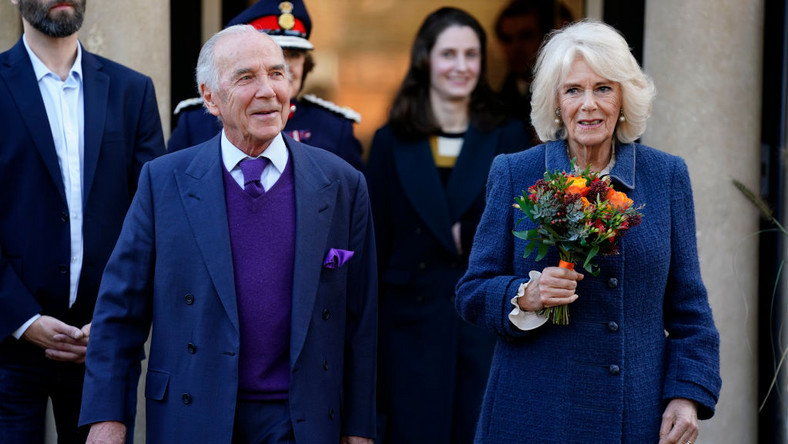 Książę Karol i księżna Camilla z choinką. Wspierają seniorów w święta