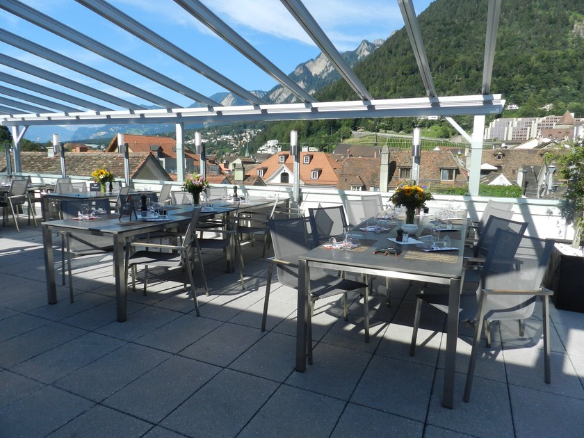 Ambiance estivale à Coire: le toit-terrasse de La Meridiana offre une vue sur le paysage des montagnes grisonnes. 