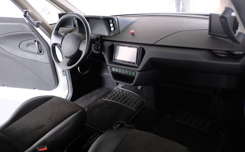 Zamiast tradycyjnych lusterek wstecznych zastosowano kamery, które przekazują widok zza auta na monitory w kabinie. Takie rozwiązanie zmniejsza też opory powietrza, co przekłada się na zasięg pojazdu