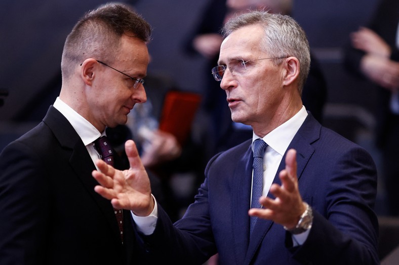 Sekretarz generalny NATO Jens Stoltenberg z ministrem spraw zagranicznych Węgier Peterem Szijjarto w Brukseli, 3 kwietnia 2024 r.