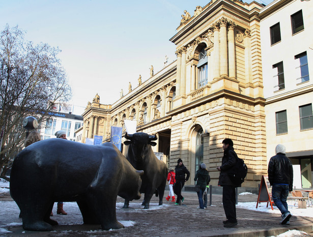 Posągi byka i niedźwiedzia przed wejściem do siedziby giełdy we Frankfurcie