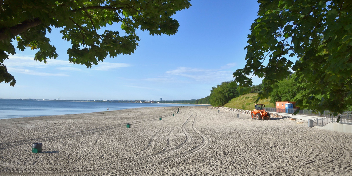 Tak plaża w Gdyni Orłowie wygląda po interwencji Faktu. Pięknie i czysto, do tego ustawiono nowe kosze na śmieci. 
