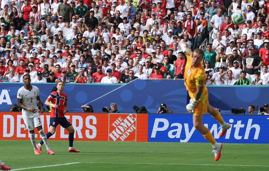 Spektakularan gol Andreasa Šjelderupa | Foto: REUTERS/Paul Childs