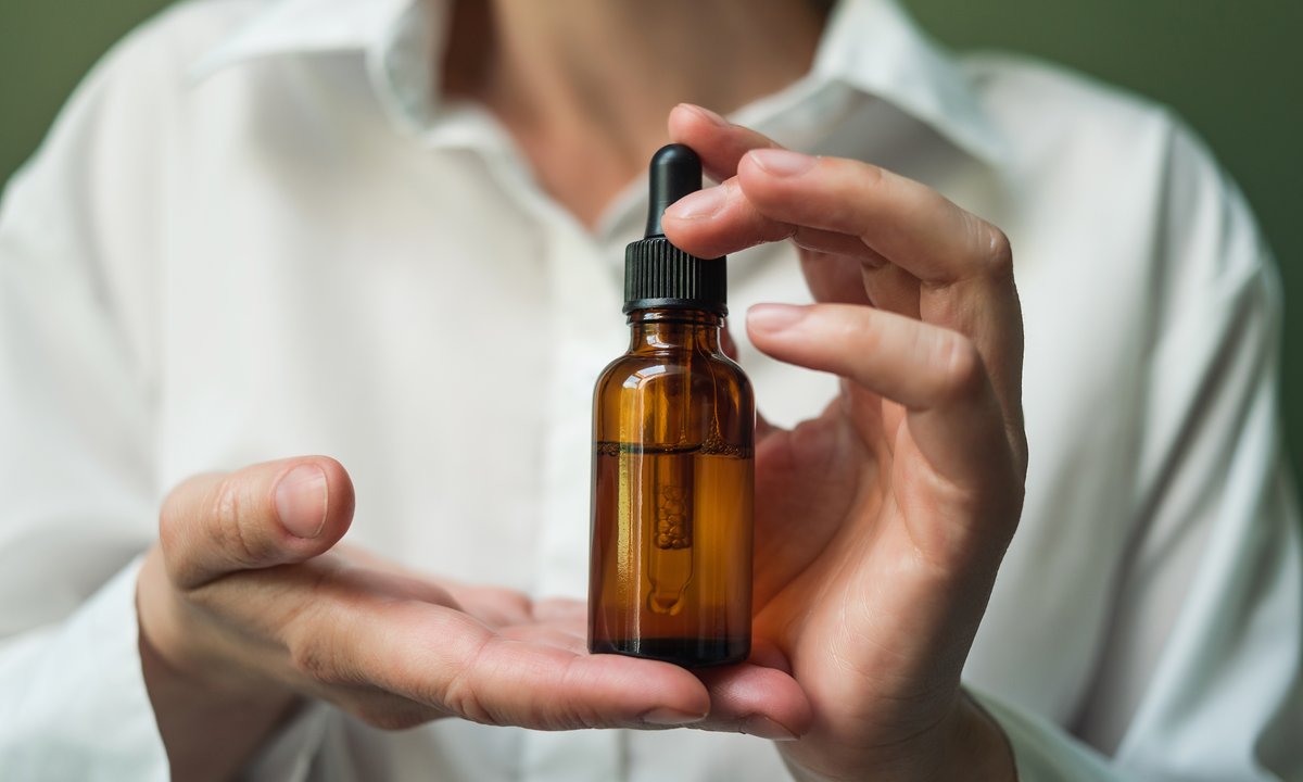 Po jakim czasie od nałożenia serum stosować krem? Przez ten błąd skóra traci