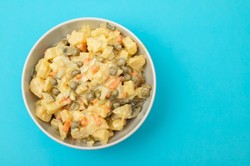 Zamiast nudnej jarzynowej, podaj tę sałatkę. Przepis siostry Anastazji