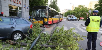 Autobus wbił się w drzewo po zderzeniu z osobówką