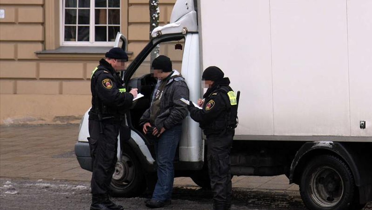 Koniec bezkarności strażników miejskich w Krakowie i wlepiania mandatów na akord! Prezydent Krakowa Jacek Majchrowski obiecuje krakowianom, że limity mandatowe, to już przeszłość. To m.in. dzięki publikacji Fakt.pl, w której ujawniono, że strażników zmuszano do wypisywania mandatów, by podnosić statystyki!