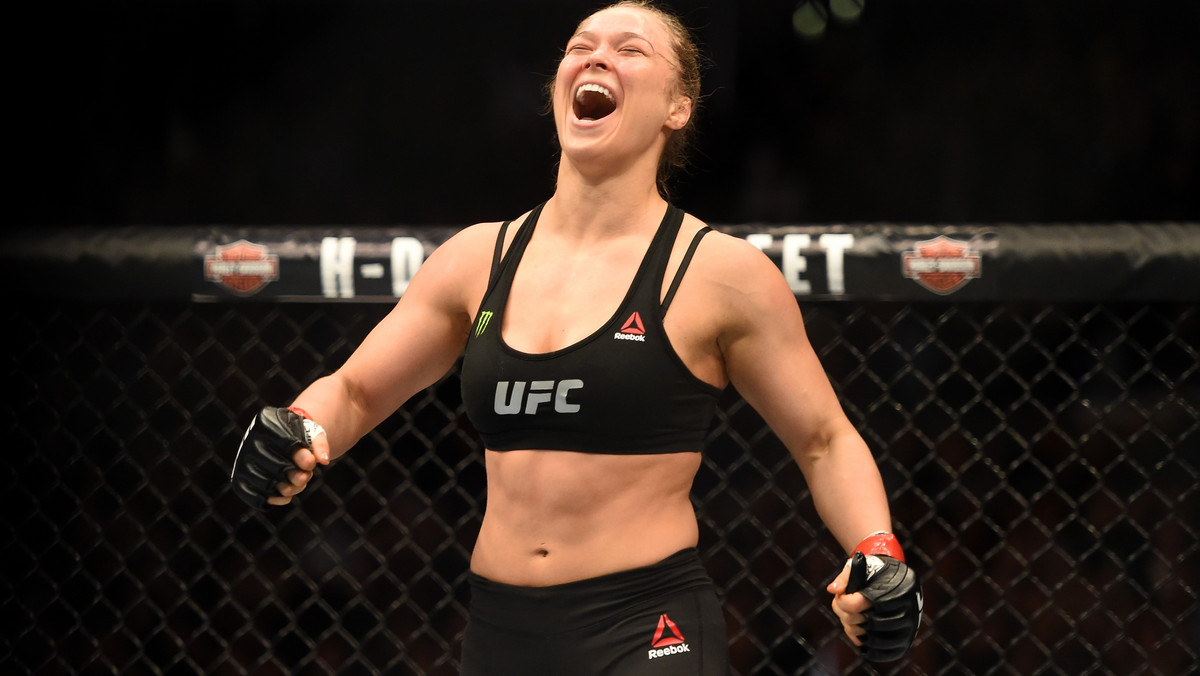Ronda Rousey, brązowa medalistka igrzysk olimpijskich w judo, pierwsza kobieta, która została mistrzynią UFC, w niezwykłym stylu obroniła pas UFC, po tym, jak w rekordowo szybkim tempie pokonała Cat Zingano. Zajmująca się od 2011 roku mieszanymi sztukami walki kobieta potrzebowała zaledwie 14 sekund, by pokonać rywalkę.