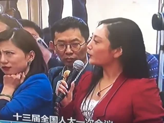 Reporterka Liang Xiangyi nie była w stanie się opanować słuchając pytania koleżanki