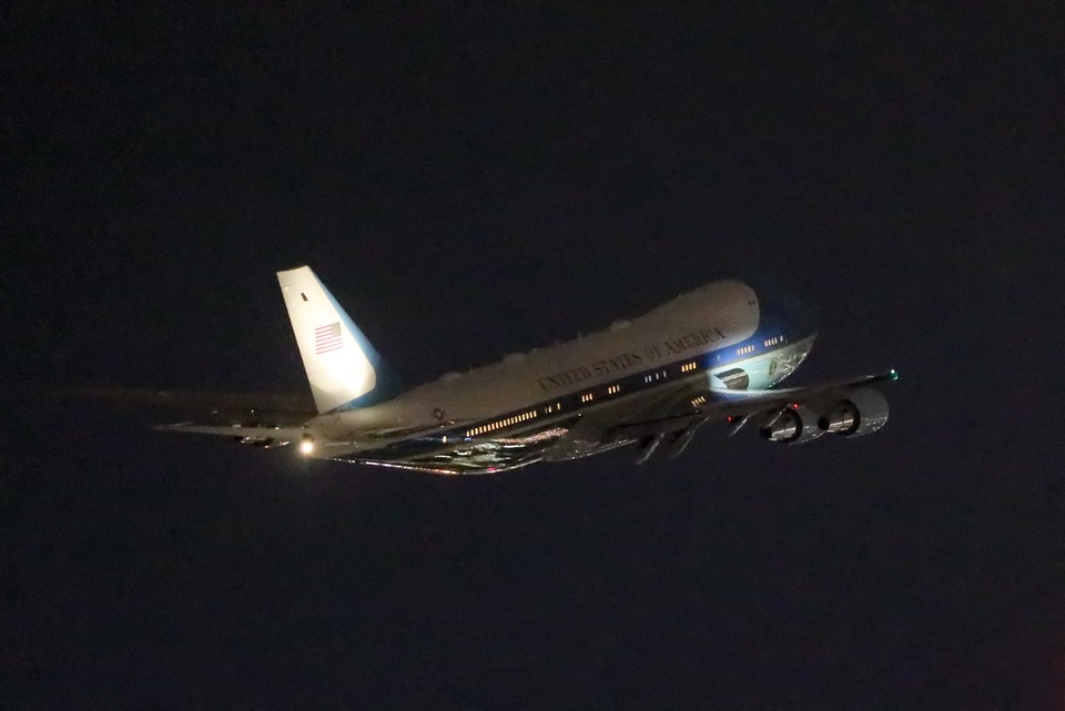 Samolot Air Force One, z prezydentem Stanów Zjednoczonych Joe Bidenem na pokładzie, odlatuje z lotniska w Warszawie