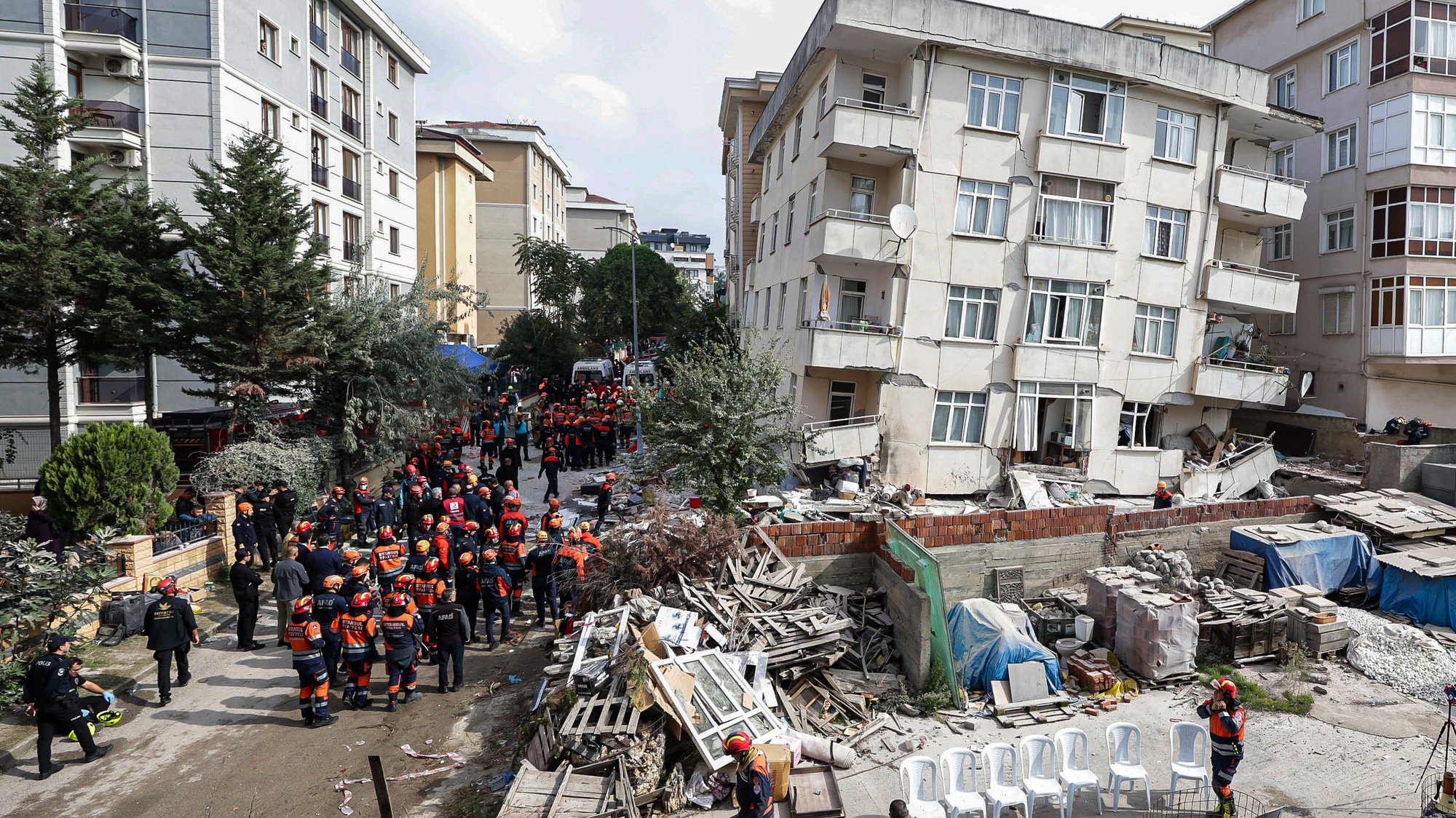 V tureckom Istanbule sa čiastočne zrútila sedem-poschodová obytná budova.