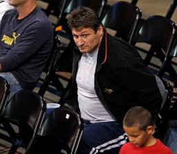 "Braknie mi Ciebie w moim narożniku" czyli jak Gołota żegna Szymborską