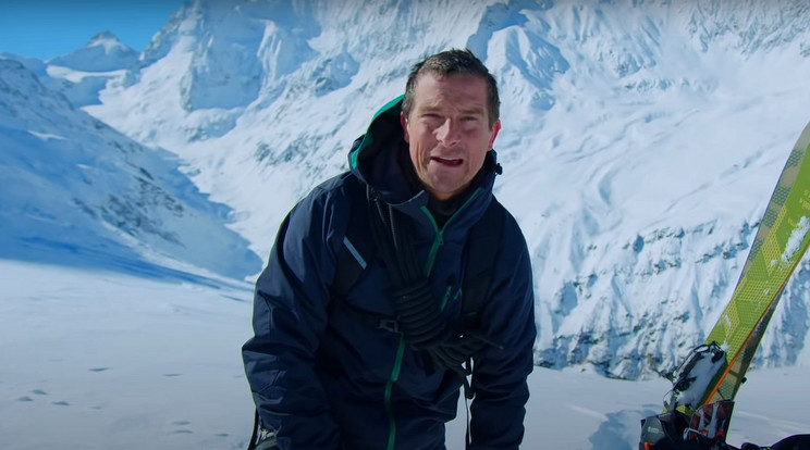 Bear Grylls hatalmasat bakizott, a legismertebb tévés műsorvezető úgy tűnik, lelőtte a Sólyom és a Tél Katonája legnagyobb fordulatát / Fotó: Netflix