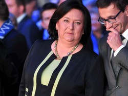 W lotniczym klimacie: prezydentowa w garsonce a la stewardessa