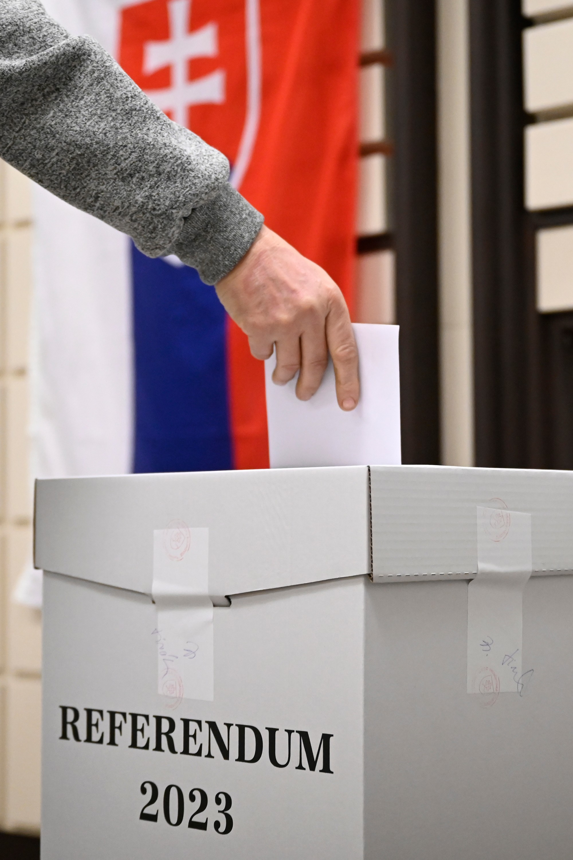 Na Slovensku sa koná deviate referendum v histórii samostatnej SR.