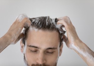 Masiranje skalpa može da se radi i tokom pranja kose