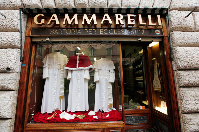 Słynny zakład krawiecki Gammarelli w Rzymie zaopatrujący od lat papieży. Mieści się za murami Watykanu
