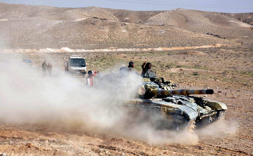 Miasto przez ponad rok znajdowało się pod panowaniem terrorystów z Państwa Islamskiego. Ciężkie walki o Palmirę trwały niemal trzy tygodnie. Lojalne wobec prezydenta Syrii wojska wspierane przez siły rosyjskie w końcu zajęły miasto łączące wschodnią i zachodnią część Syrii. Palmira znana jest również ze swoich cennych starożytnych zabytków wpisanych na listę światowego dziedzictwa UNESCO. Niestety, znaczna ich część została zniszczona przez dżihadystów z Państwa Islamskiego.