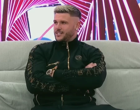 Tark9kpTURBXy8yMDEwYzNjZTZiNDY0YzY1M2NkYzFlZGU4Y2FmY2MzOC5wbmeRkwLNAcIA3gACoTAFoTEC MRAČNA TAJNA INFLUENSERA KOJI SE PREDSTAVLJA KAO MILIONER: "Sve nas je prevario i opljačkao, pogledajte poruke!" Snimio je pesmu sa Devitom