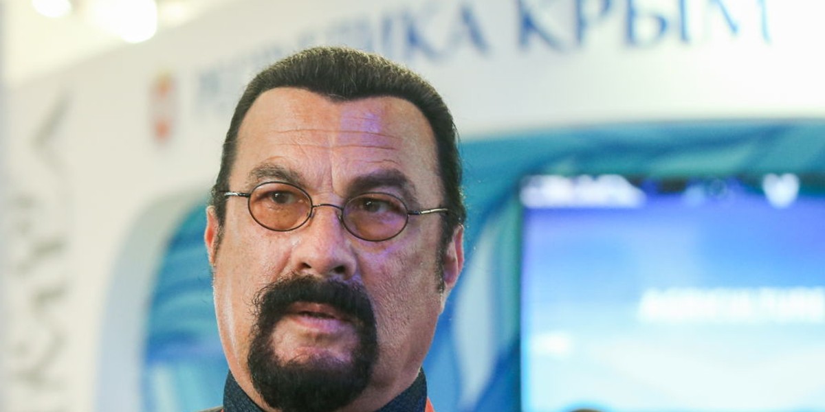 Steven Seagal obecnie mieszka w Moskwie. Został ambasadorem jednego z tokenów. 