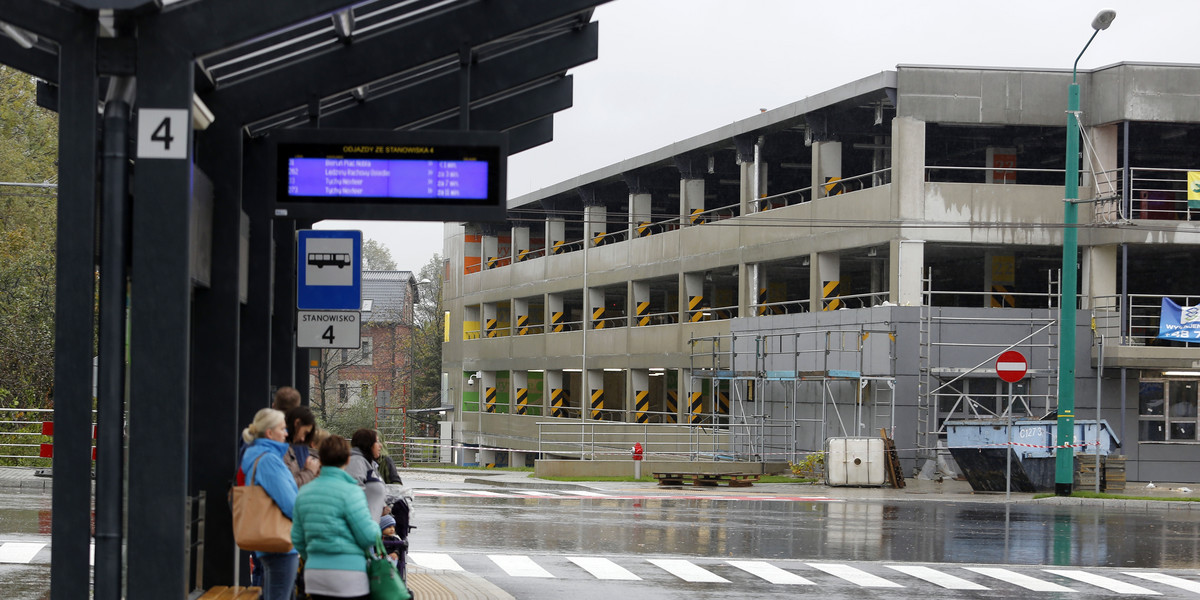 Budowa pietrowego parkingu przy glownym dworcu kolejowym w Tychach