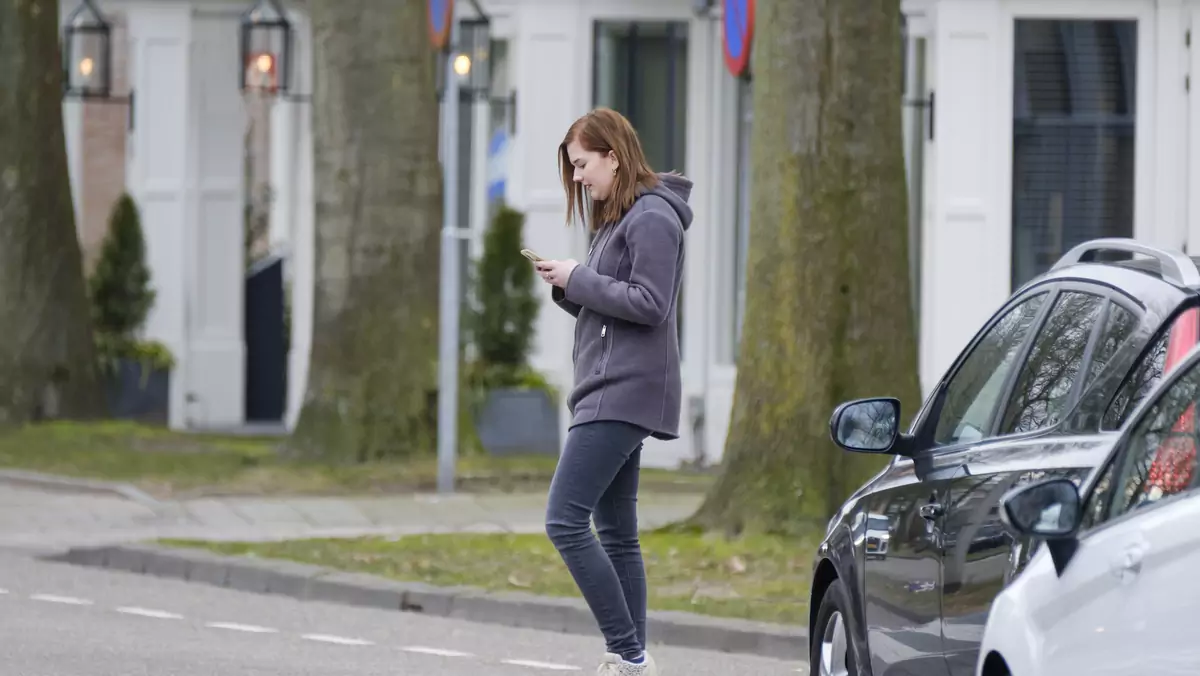 Telefon w ręku pieszego na jezdni? To legalne, ale głupie!