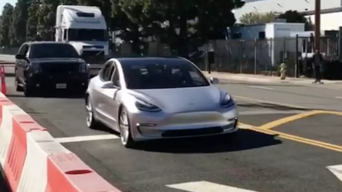 Tesla Model 3 w prototypowej wersji na ulicy (wideo)