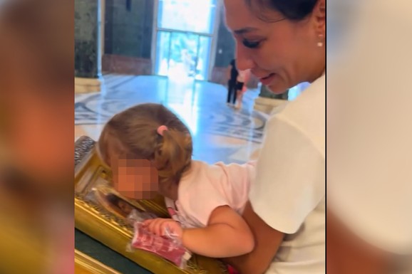 "MAJČICE, BOŽIJA HVALA TI" Naša pevačica sa ćerkom se poklonila Pojasu Presvete Bogorodice, devojčica  ljubi ikonu: U braku je sa 30 godina starijim kolegom, a sad podelila molitvu