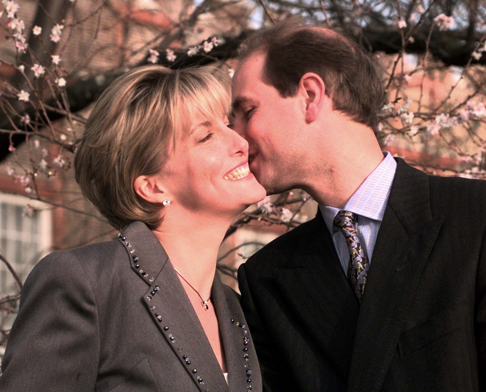 Książe Edward i Sophie Rhys-Jones po ogłoszeniu zaręczyn w 1999 roku