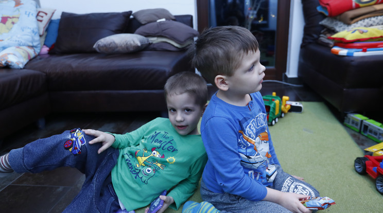 Levi (jobbra) kezelésében óriási segítség a bentlakásos óvoda, a kisebbik fiú legózni és rajzolni szeret /Fotó: Zsolnai Péter 