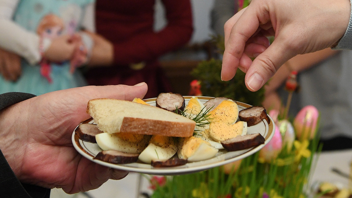 Jajka, wędliny, żur i ciasta znajdą się na świątecznym stole, do którego będzie mogło zasiąść ponad 600 samotnych i ubogich osób. Tradycyjne śniadania w niedzielę wielkanocną przygotowały Caritas Archidiecezji Poznańskiej i Fundacja Pomocy Wzajemnej Barka.