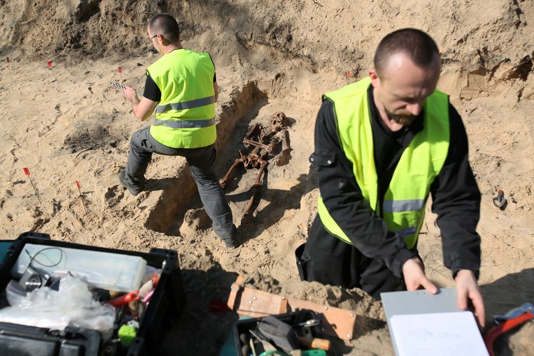 CMENTARZ NA WARSZAWSKIM BRÓDNIE. TUTAJ KOMUNIŚCI W TAJEMNICY ZAKOPYWALI SWE OFIARY