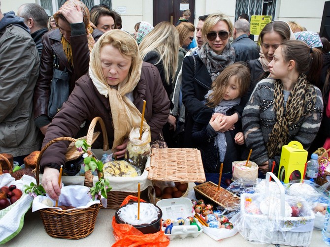 Svekrva me opterećuje narodnim verovanjima i običajima, ne znam šta da radim