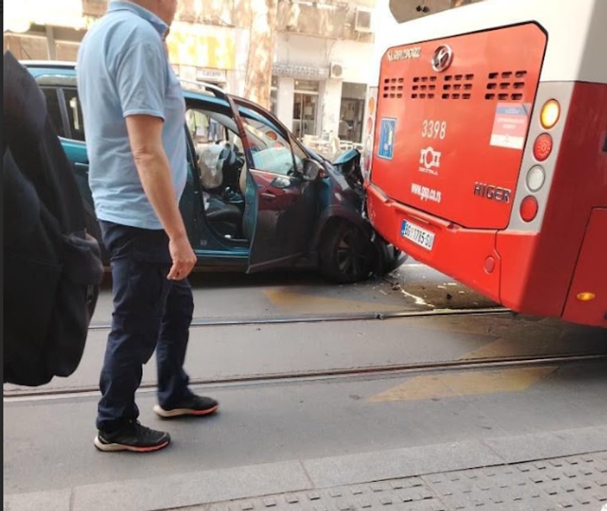Sudar automobila i autobusa na vozilu