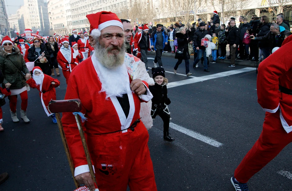 Mala deca i penzioneri zajedno su učestvovali u trci Deda Mrazeva