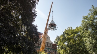 Zabytkowy rektorat Politechniki Łódzkiej odzyskał spalony w pożarze dach