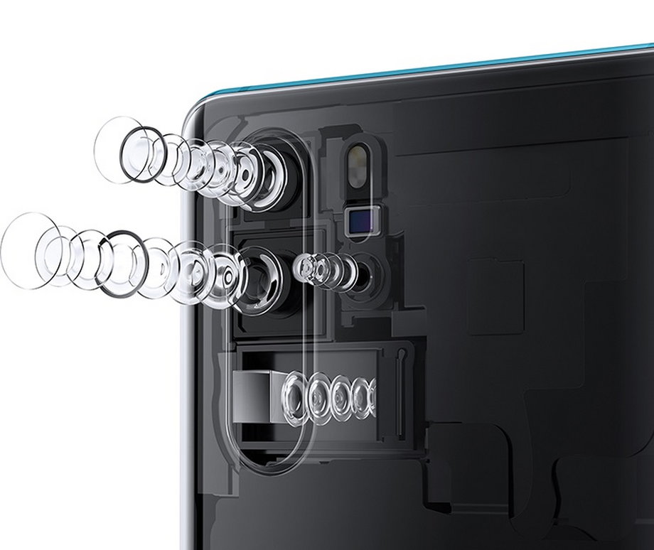 Zaawansowany aparat w smarfonie to bardzo skomplikowana konstrukcja. Na szczególna uwagę zasługują tu zapewniające duży zoom optyczny, nowatorskie, peryskopowe obiektywy tele 5x stosowane przez firmę Huawei w jej flagowych smartfonach 