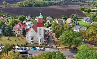 Żórawina nie krzyczy. Olśniewa ciszą i historią ukrytą w murach, drzewach…