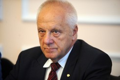 Niesiołowski dla dziennik.pl: Polska przetrwała zabory i okupację, to przetrwa i rządy Kaczyńskiego