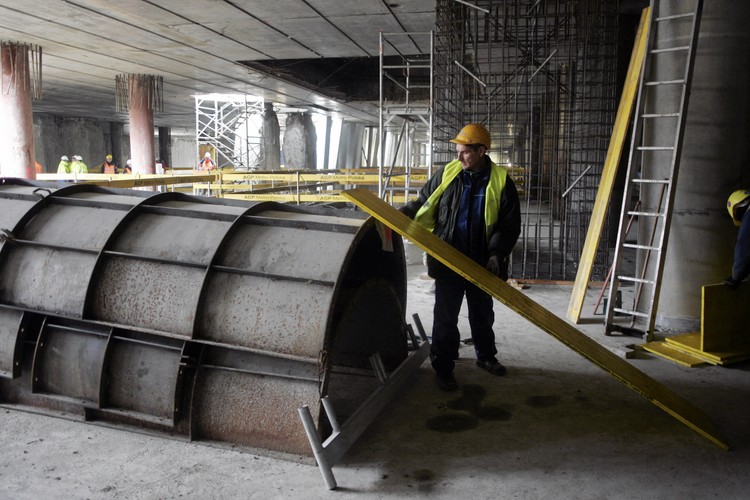 Stacja Warszawa Stadion będzie największa na centralnym odcinku II linii metra. Ma być dwa razy szersza niż inne, ponieważ w przyszłości może być stacją łącznikową - podają komunikaty prasowe. Już teraz zbudowano tutaj peron ewentualnej III linii. Nie wiadomo jednak, czy kiedykolwiek powstanie. Zakłada się, że III linia pobiegnie dalej na Gocław i Pragę Południe.