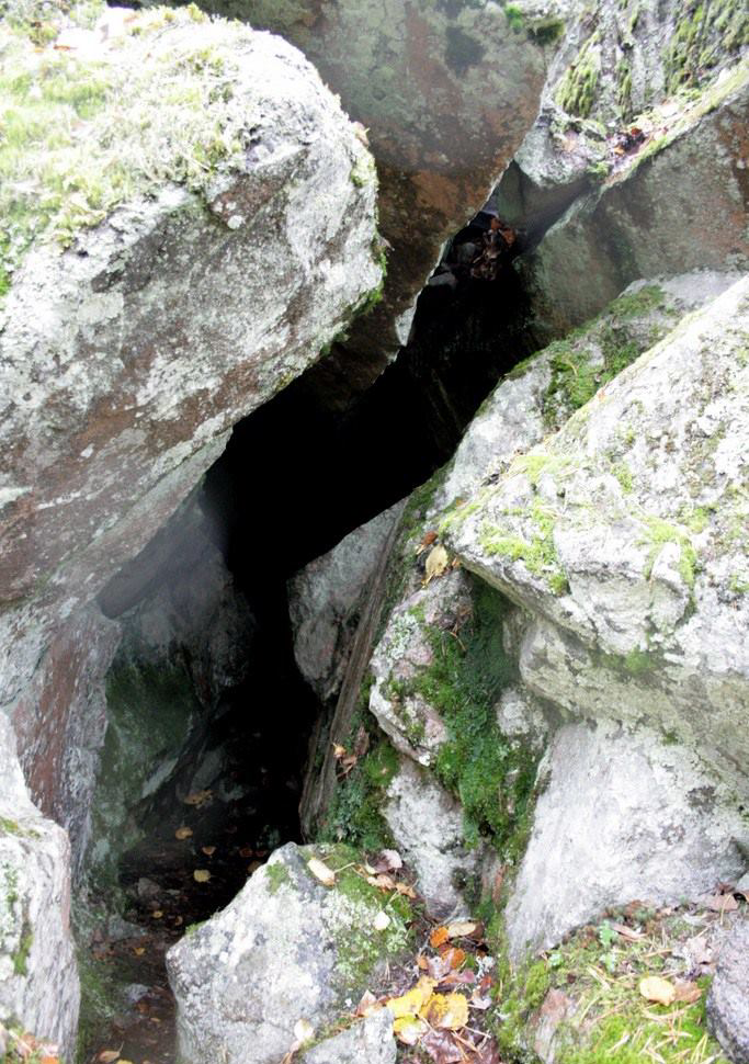 Hoci je jaskyňa malá, ukrýva strašidelné tajomstvo.