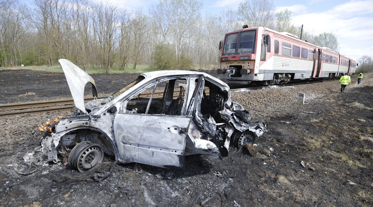 Ennyi maradt a vonattal ütköző Toyotából, amely teljesen kiégett a karambol után / Fotó: MTI-Mihádák Zoltán