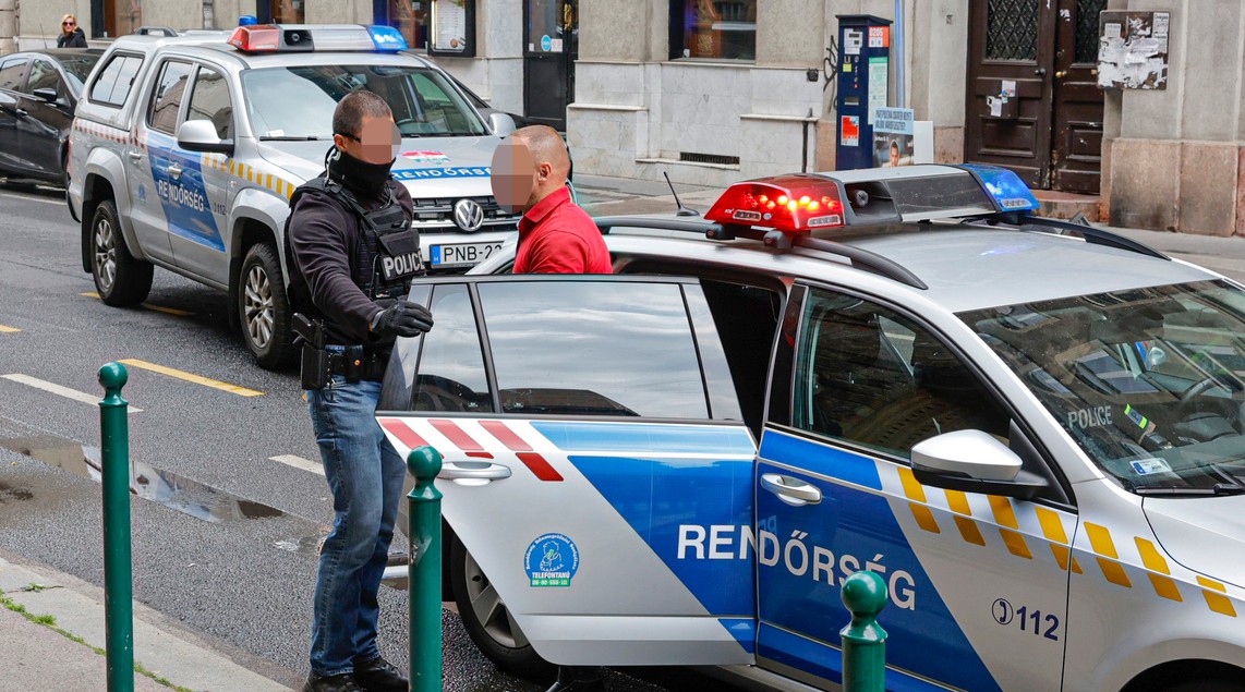 Exkluzív fotók: így vitték bilincsben a bíróságra a móri mészárlásért tévesen elítélt K. Edét