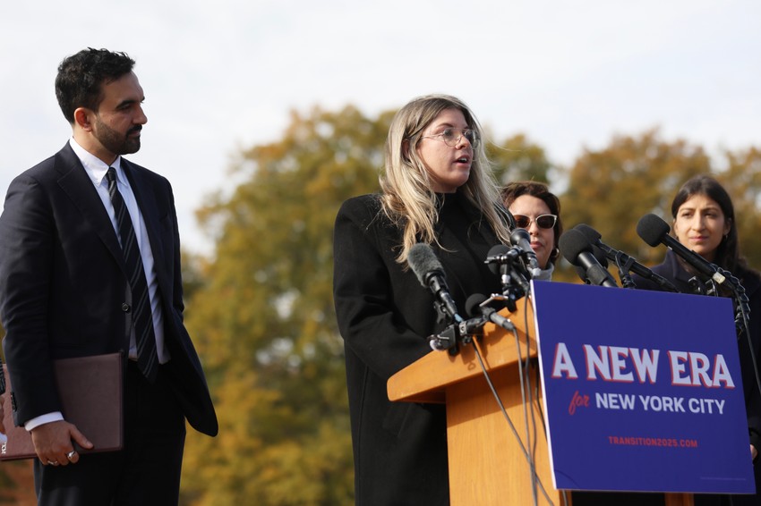 Elana Leopold govori tokom predstavljanja tranzicionog tima Zohrana Mamdanija u Kvinsu, Njujork, 5. novembra