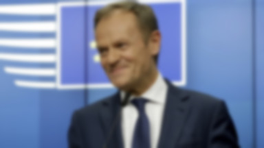 Donald Tusk "przyłapany" na poczcie w Sopocie. Zdjęcie stało się hitem sieci