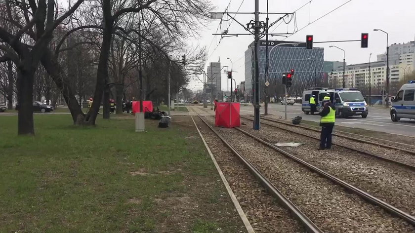 Tragiczny wypadek w Warszawie. Auto rozpadło się na kawałki. Nie żyje trzech młodych mężczyzn