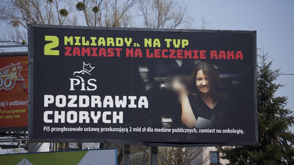 Wroclaw. Bilboard z poslanką PiS i napisem "PiS pozdrawia chorych"